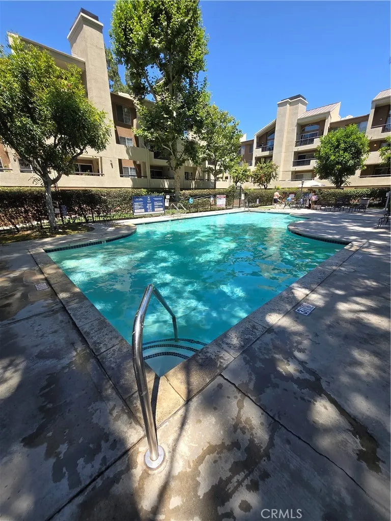 5520 Owensmouth Woodland Hills, CA 91367
