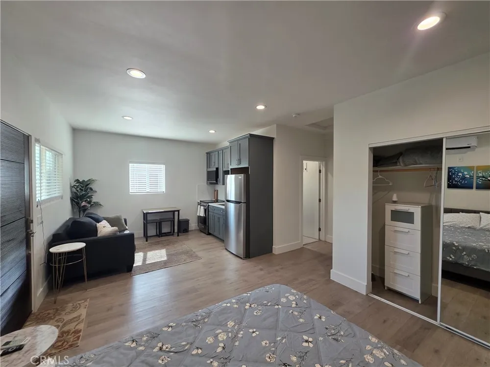 6956 Glade Canoga Park, CA 91303