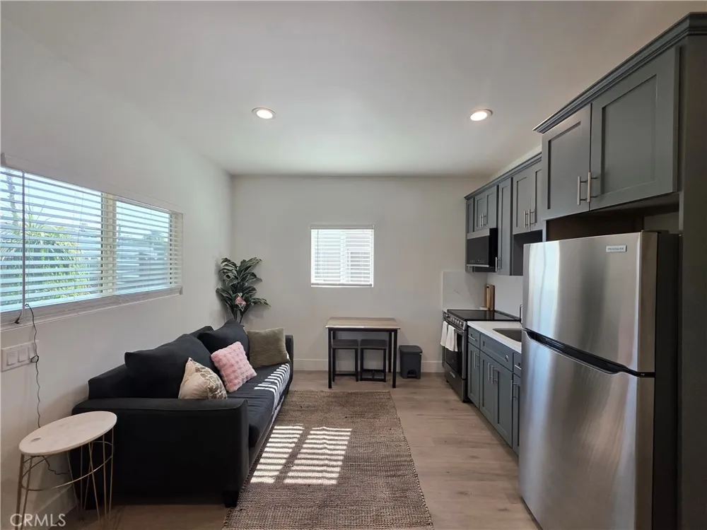 6956 Glade Canoga Park, CA 91303