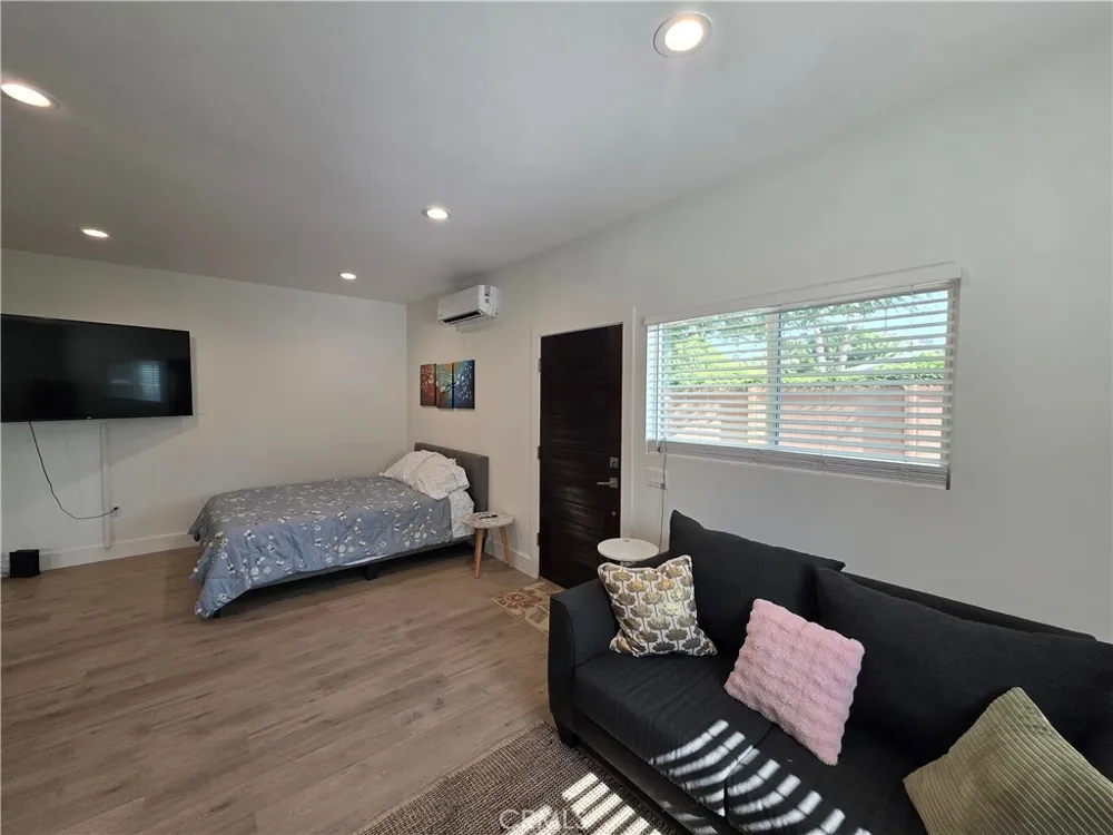6956 Glade Canoga Park, CA 91303