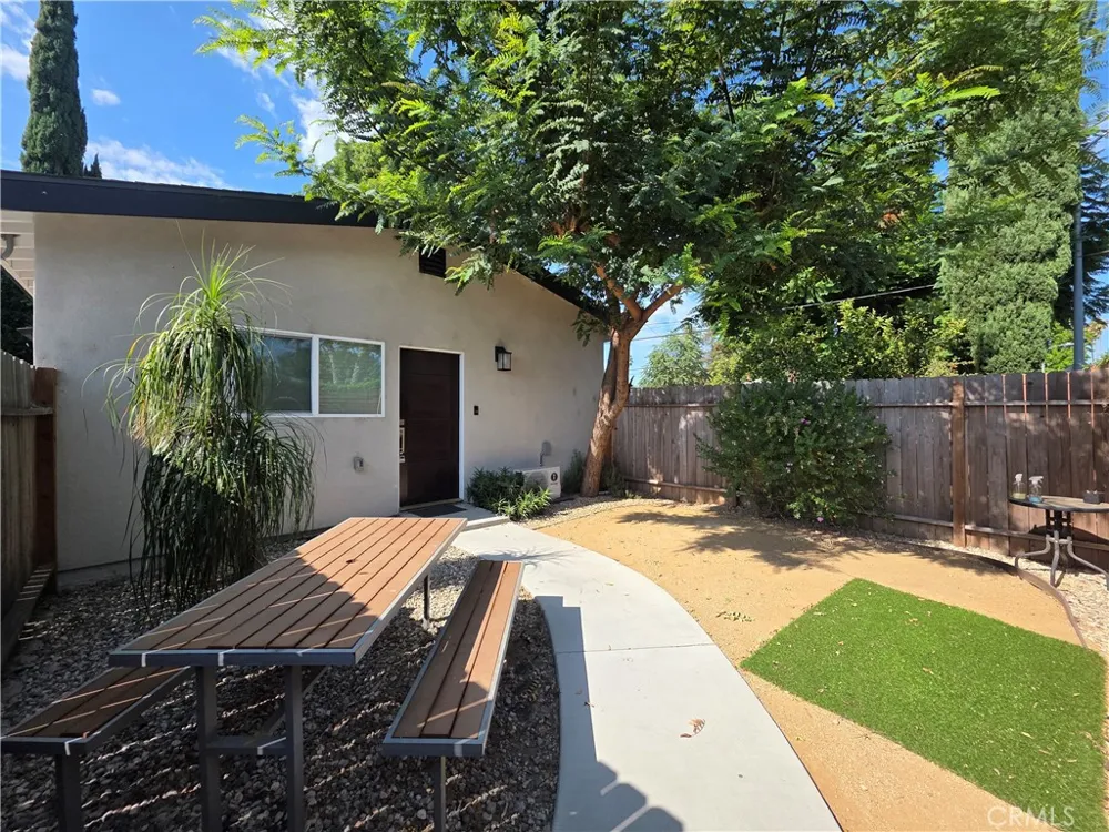 6956 Glade Canoga Park, CA 91303