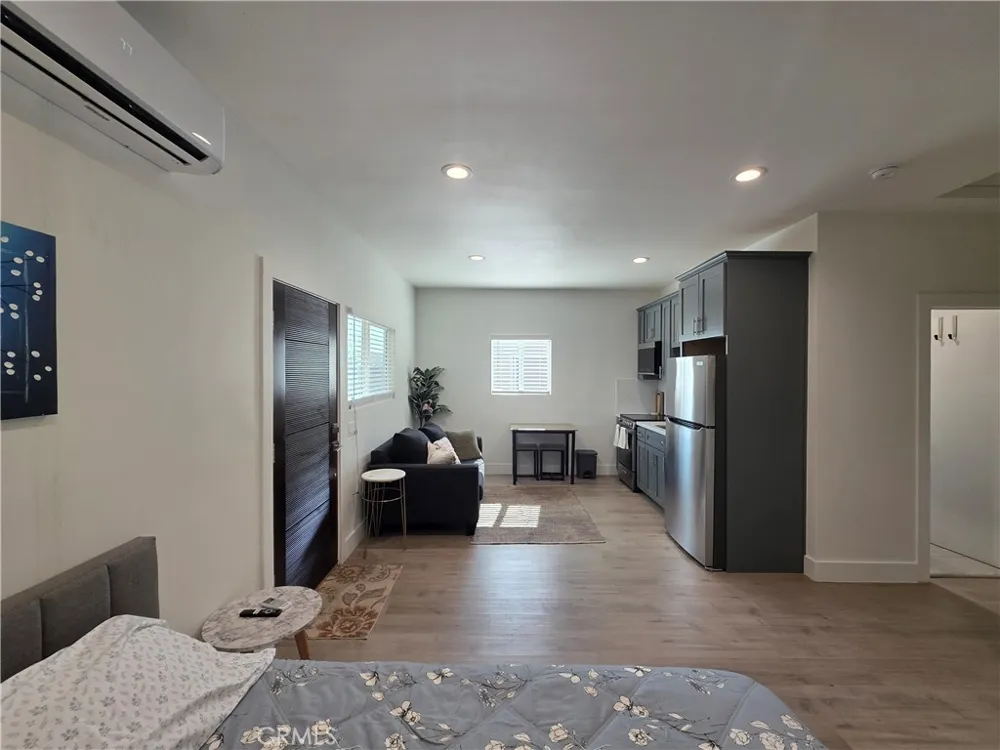 6956 Glade Canoga Park, CA 91303