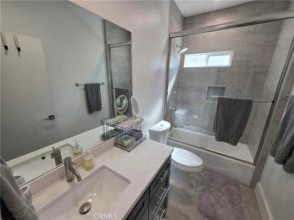 6956 Glade Canoga Park, CA 91303