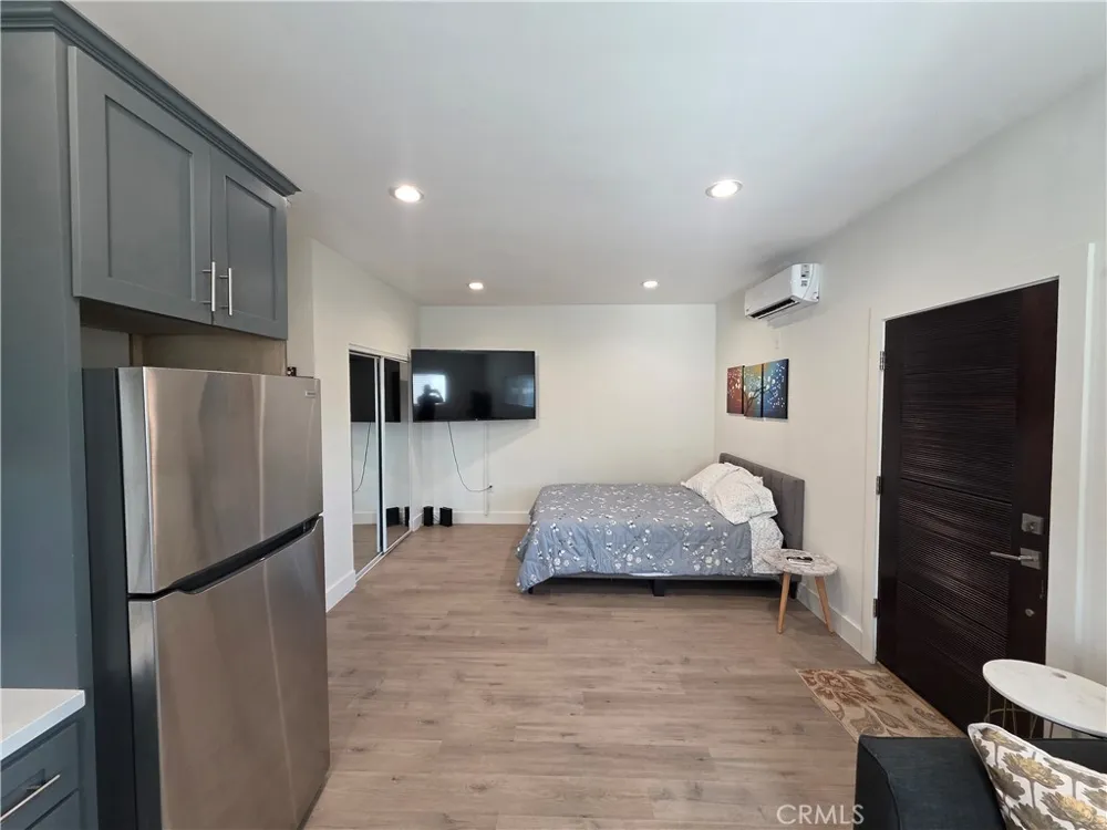 6956 Glade Canoga Park, CA 91303