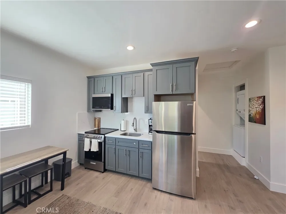 6956 Glade Canoga Park, CA 91303