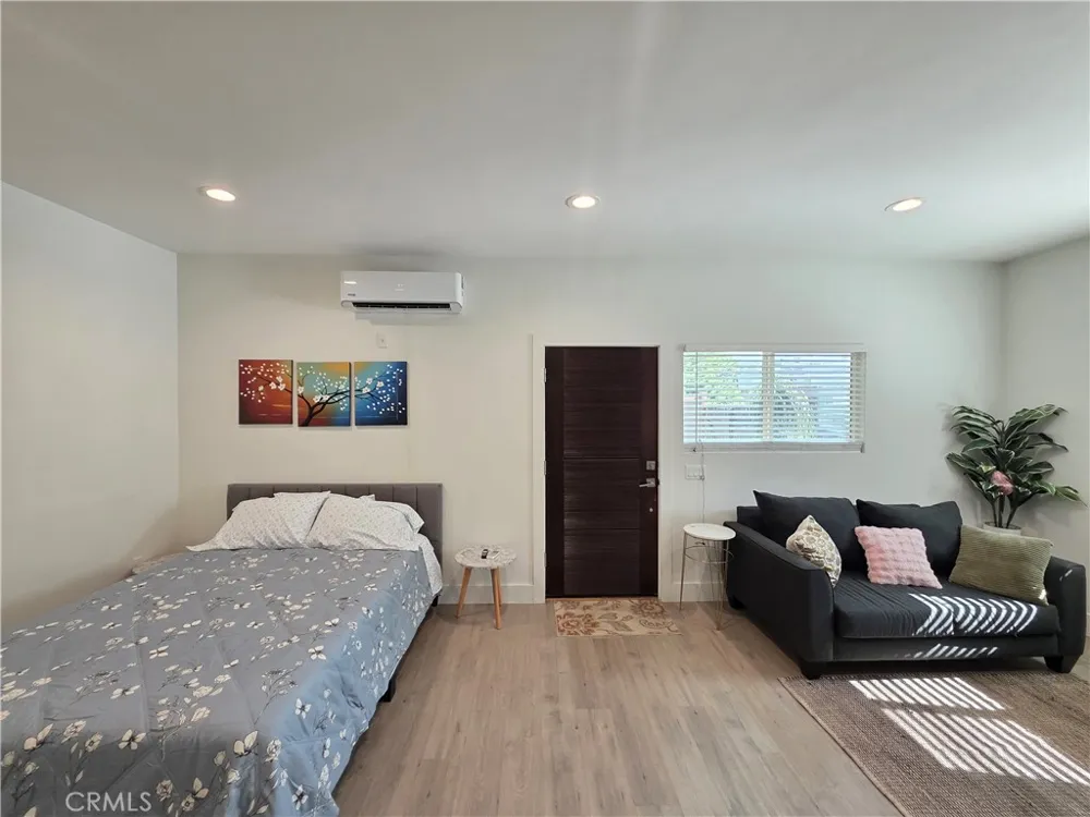 6956 Glade Canoga Park, CA 91303