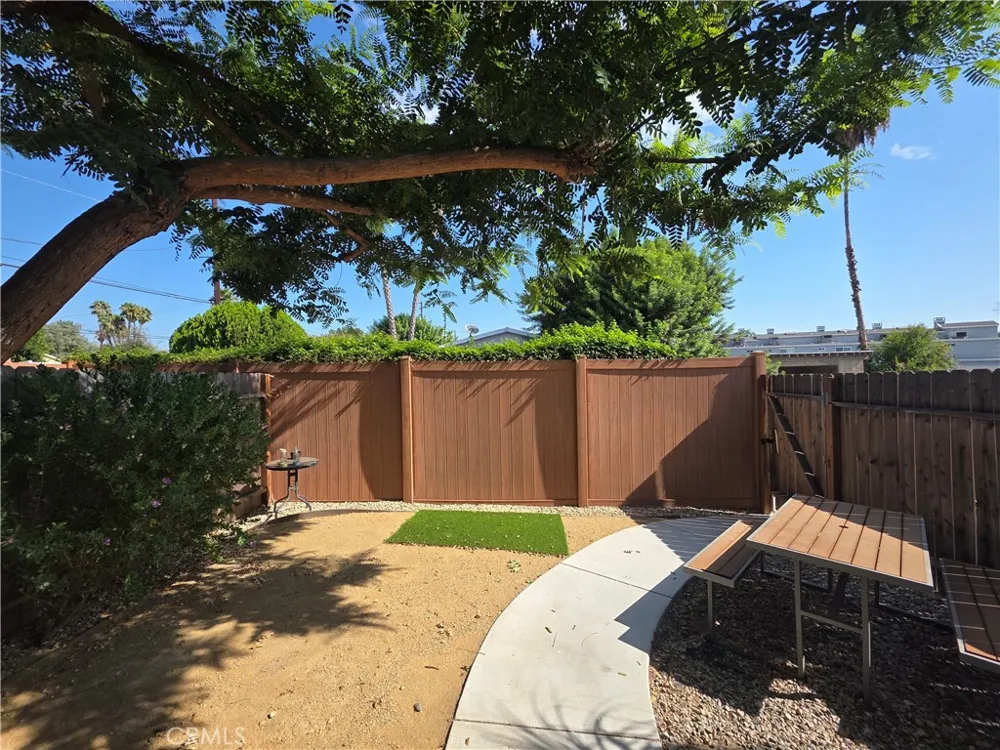 6956 Glade Canoga Park, CA 91303