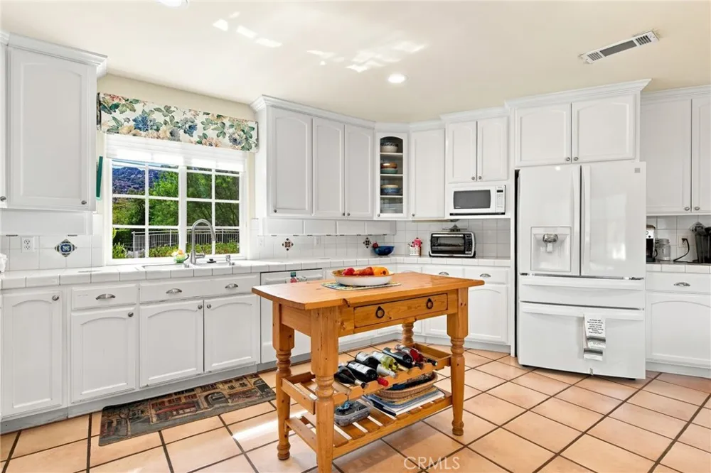 9920 Shoup Avenue Chatsworth, CA 91311