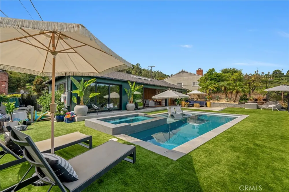 3627 Willowcrest Avenue Studio City, CA 91604