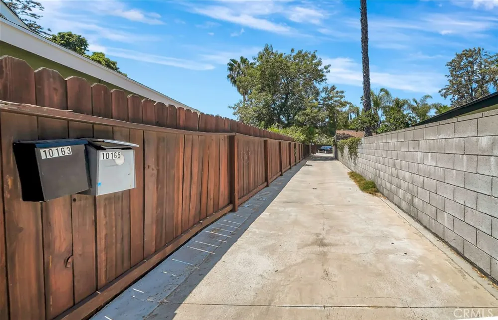 10165 Petit Granada Hills, CA 91343
