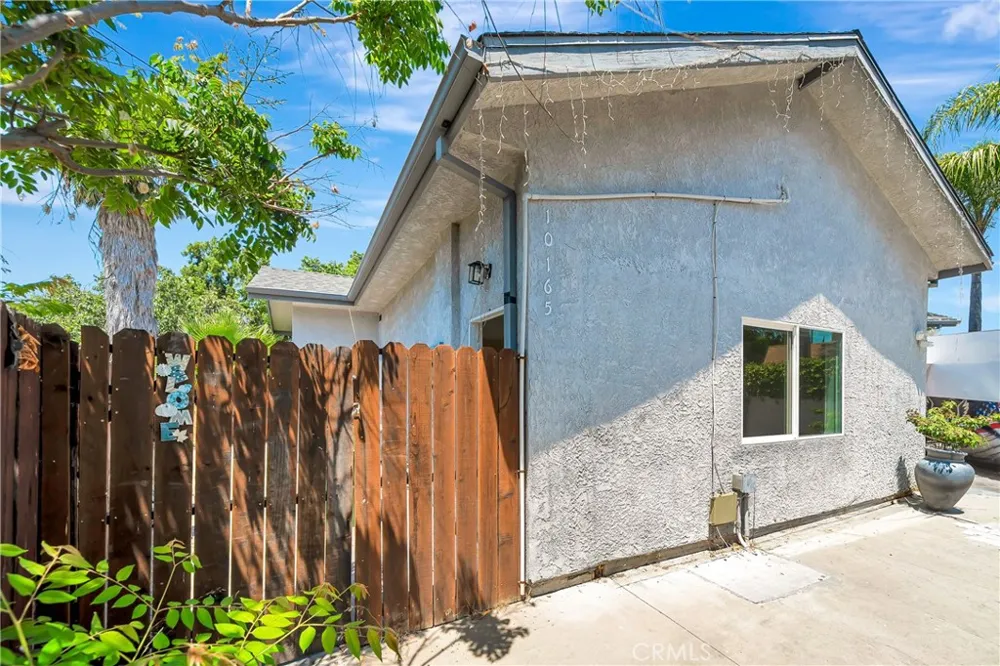 10165 Petit Granada Hills, CA 91343