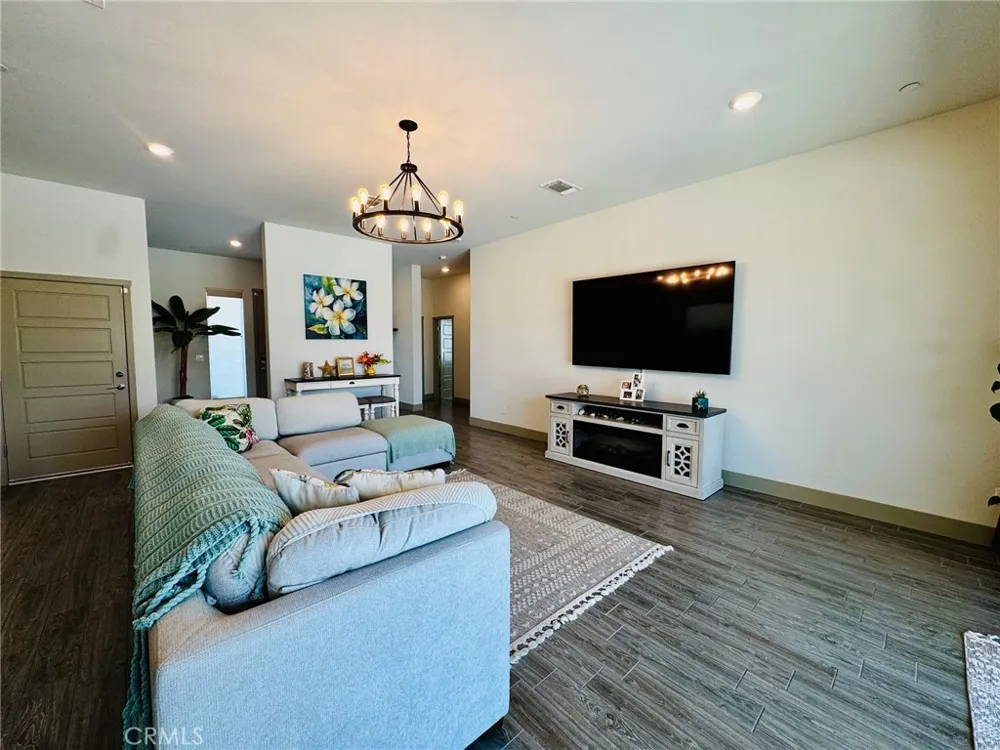 5803 Hawthorn Tree Bakersfield, CA 93313