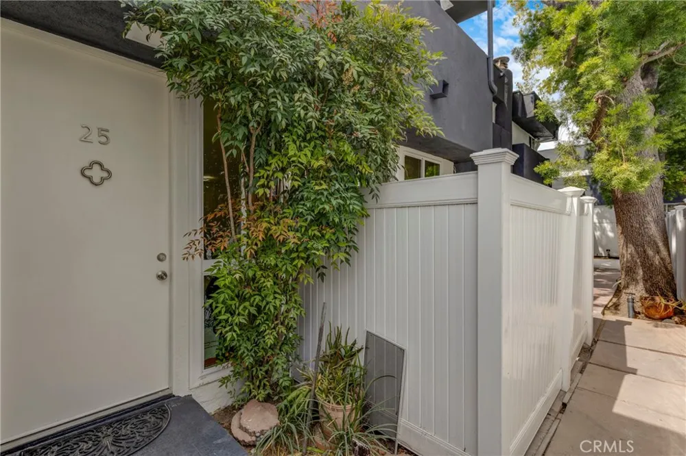 5142 Zelzah #25 Encino, CA 91316