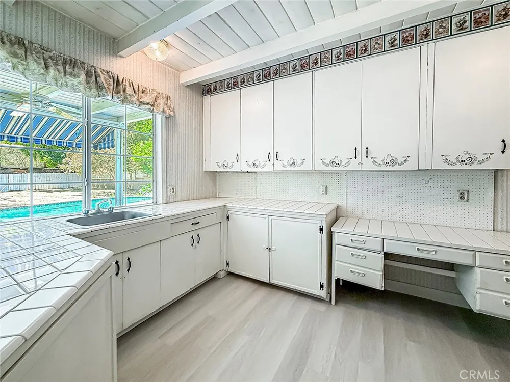 8809 Oak Park Avenue Sherwood Forest, CA 91325