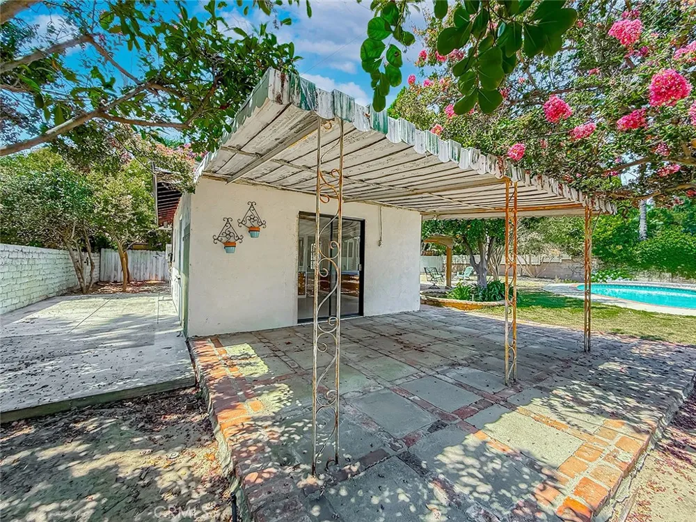 8809 Oak Park Avenue Sherwood Forest, CA 91325