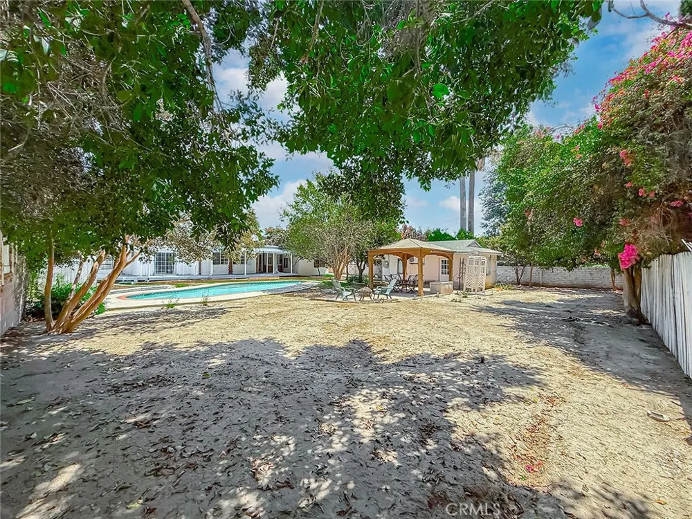 8809 Oak Park Avenue Sherwood Forest, CA 91325