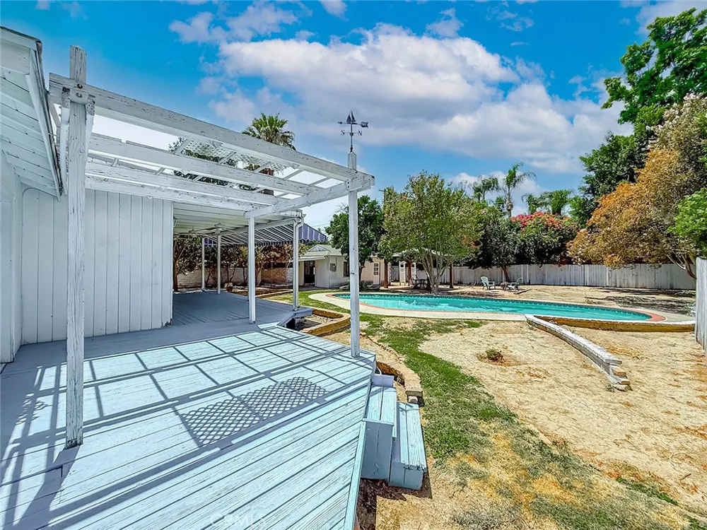 8809 Oak Park Avenue Sherwood Forest, CA 91325