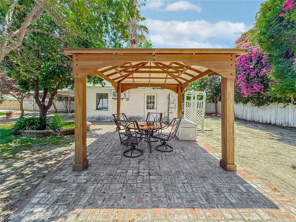 8809 Oak Park Avenue Sherwood Forest, CA 91325