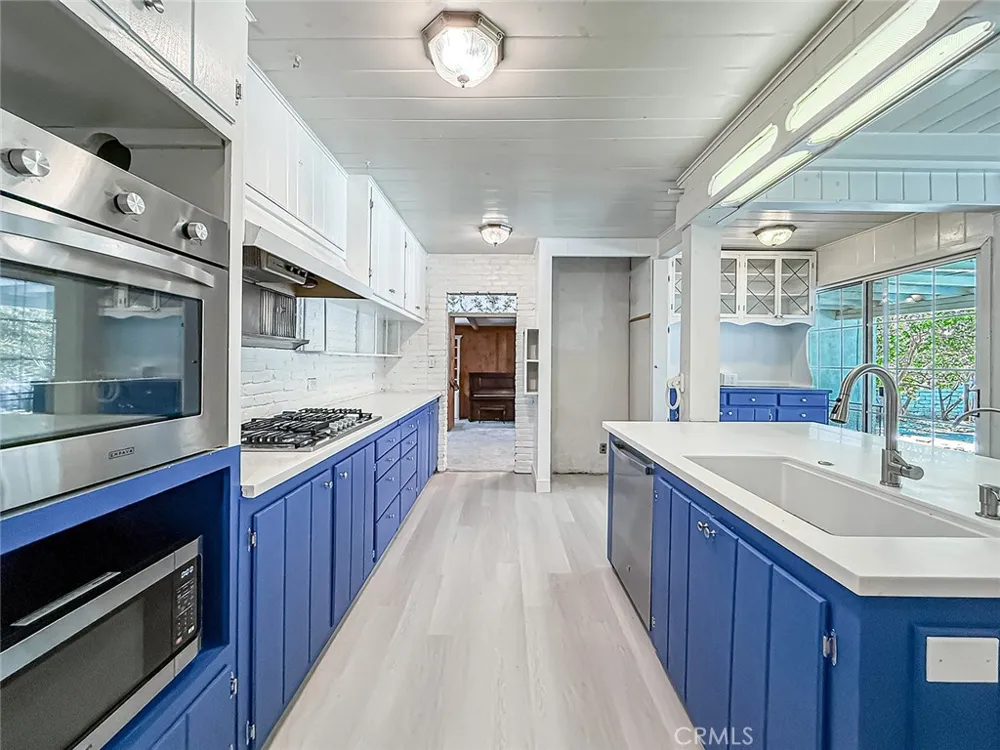 8809 Oak Park Avenue Sherwood Forest, CA 91325