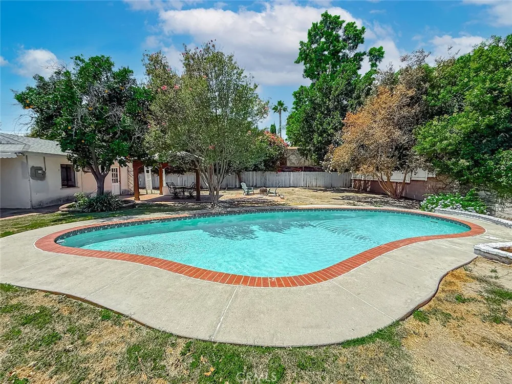 8809 Oak Park Avenue Sherwood Forest, CA 91325
