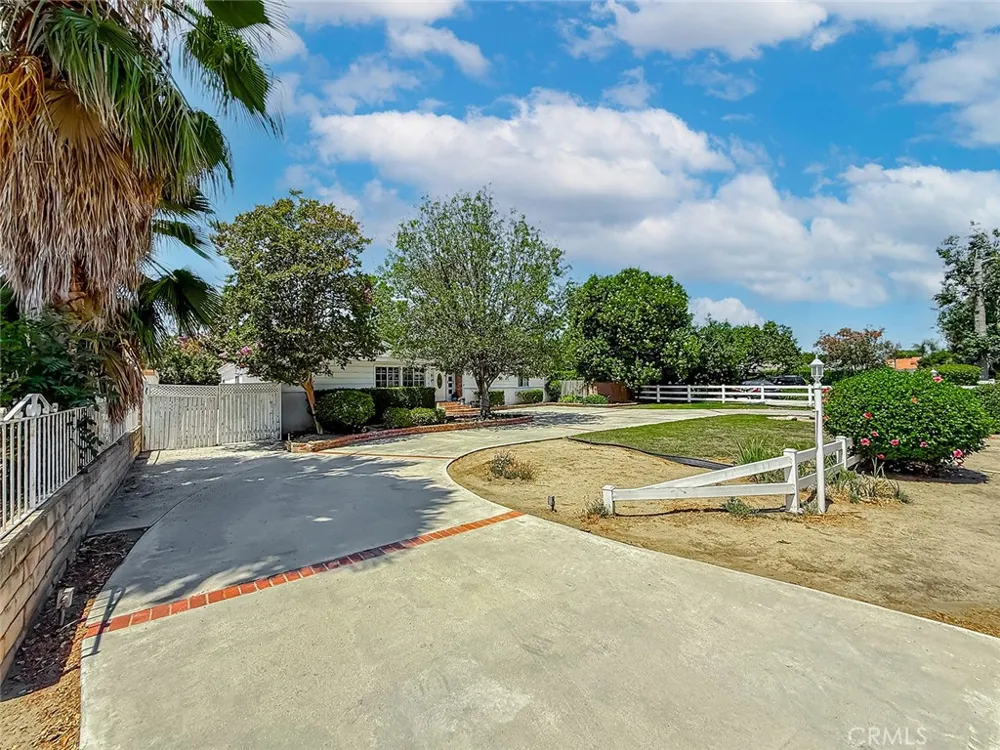 8809 Oak Park Avenue Sherwood Forest, CA 91325