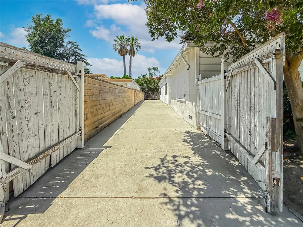 8809 Oak Park Avenue Sherwood Forest, CA 91325