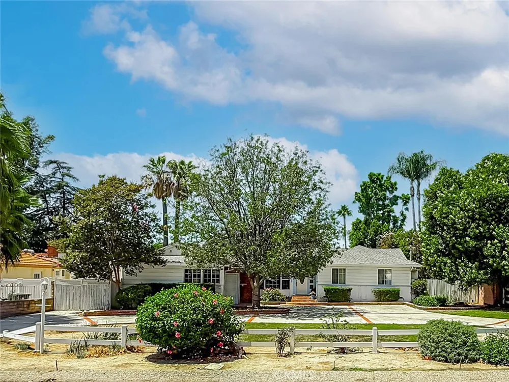 8809 Oak Park Avenue Sherwood Forest, CA 91325