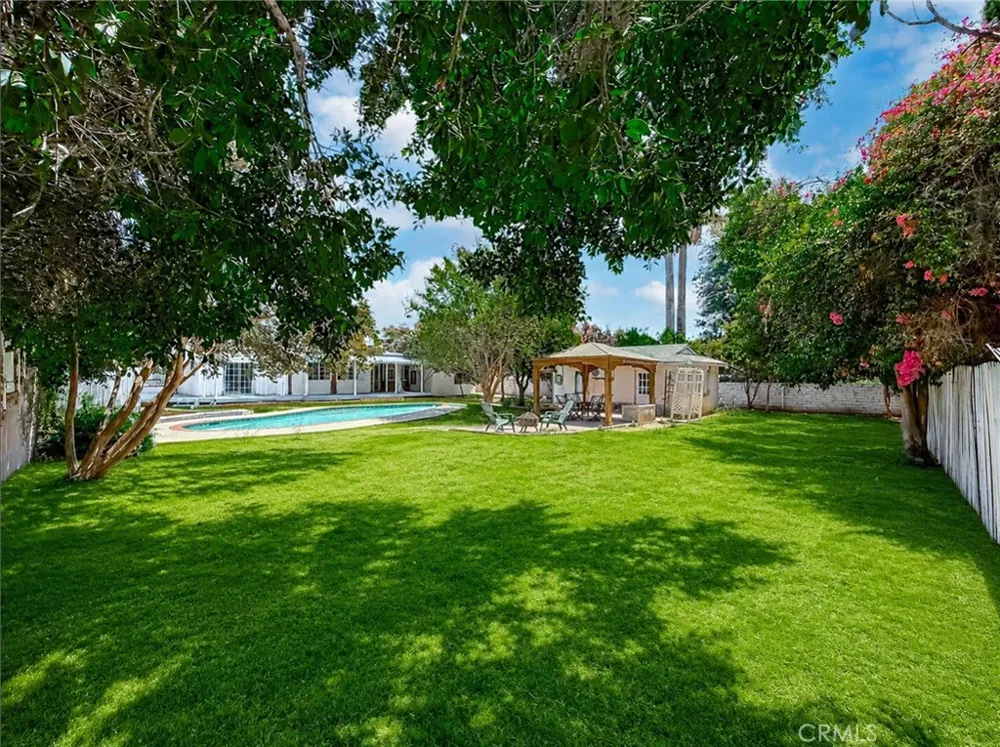8809 Oak Park Avenue Sherwood Forest, CA 91325