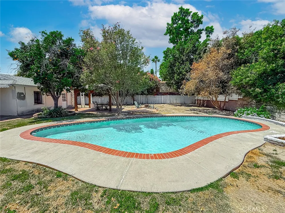 8809 Oak Park Avenue Sherwood Forest, CA 91325