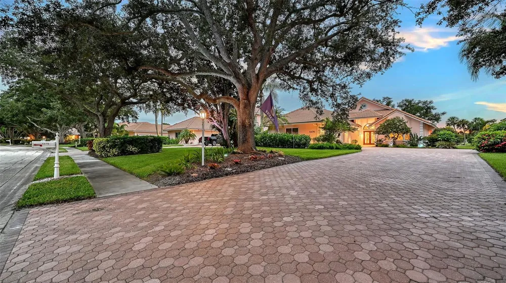 5476 GOLF POINTE DRIVE Sarasota, FL 34243