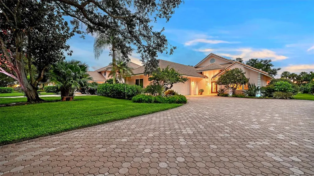 5476 GOLF POINTE DRIVE Sarasota, FL 34243