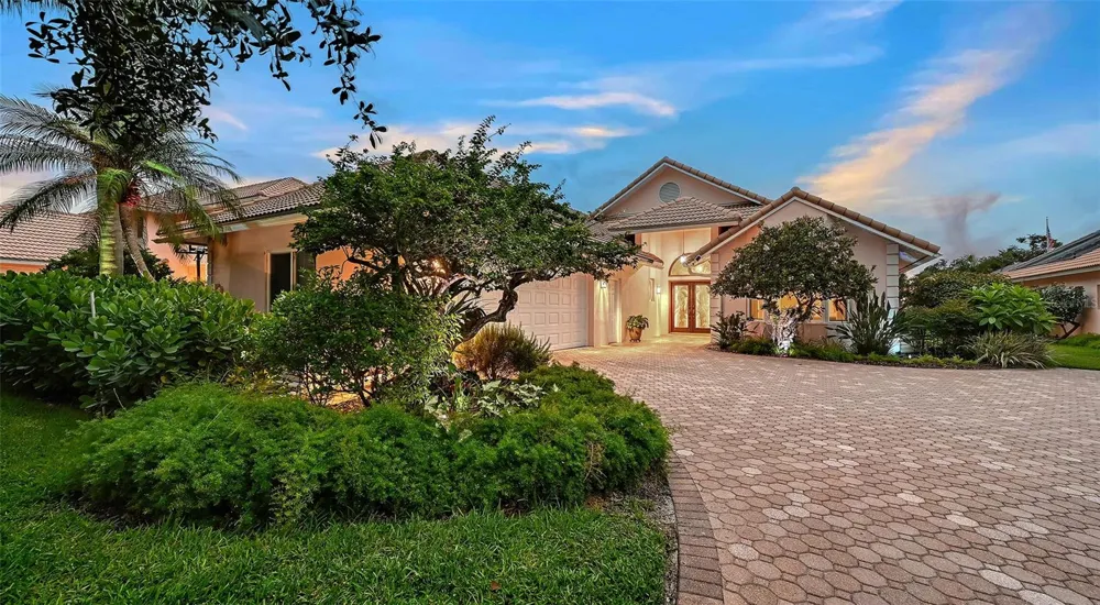 5476 GOLF POINTE DRIVE Sarasota, FL 34243