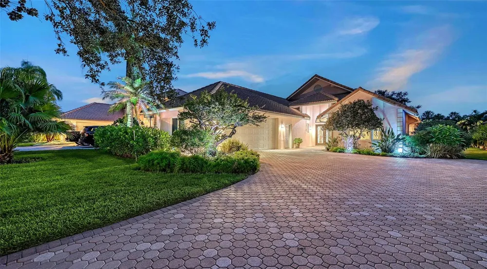 5476 GOLF POINTE DRIVE Sarasota, FL 34243