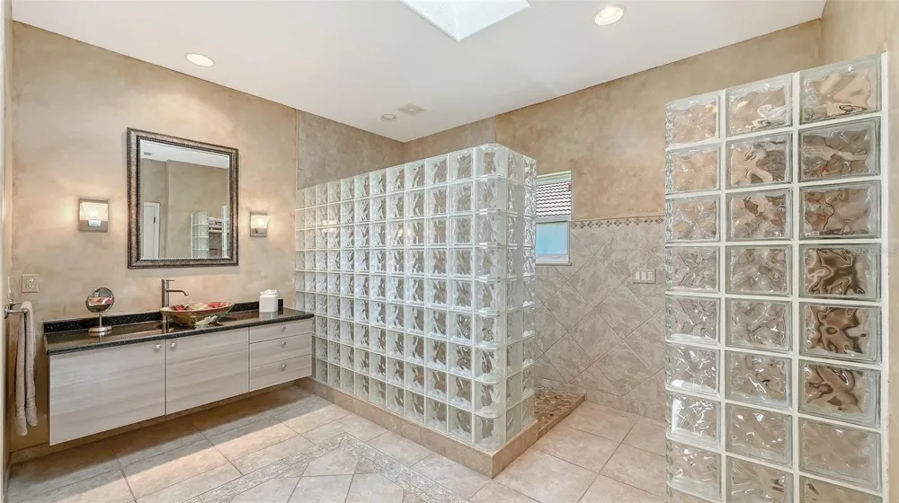 5476 GOLF POINTE DRIVE Sarasota, FL 34243