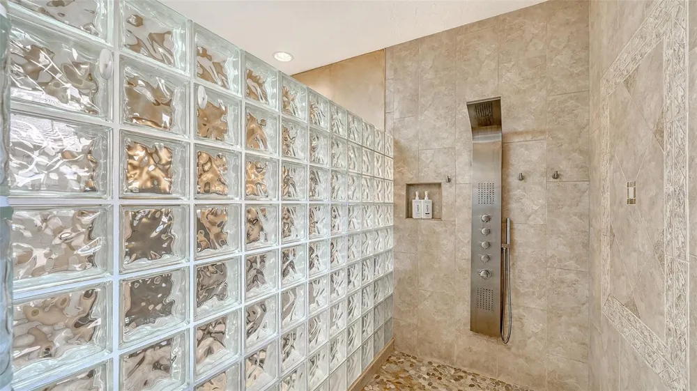 5476 GOLF POINTE DRIVE Sarasota, FL 34243