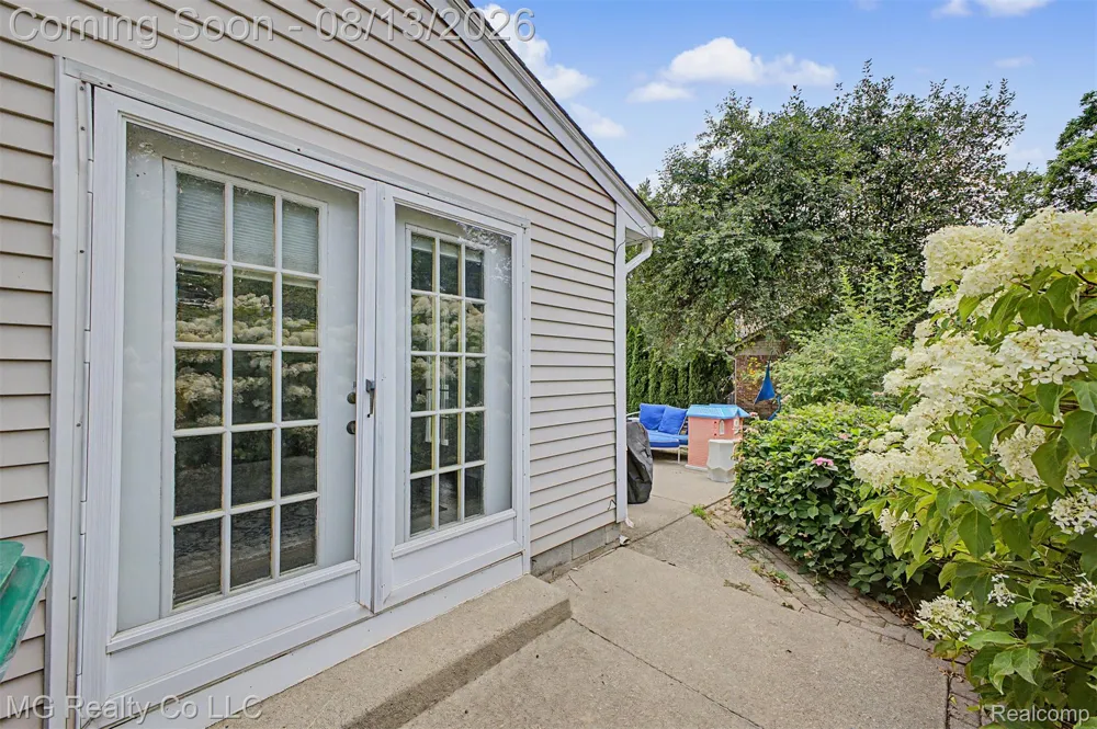 35565 Tall Pine Road Farmington City, MI 48335
