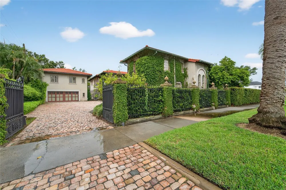 301 CASPIAN STREET Tampa, FL 33606
