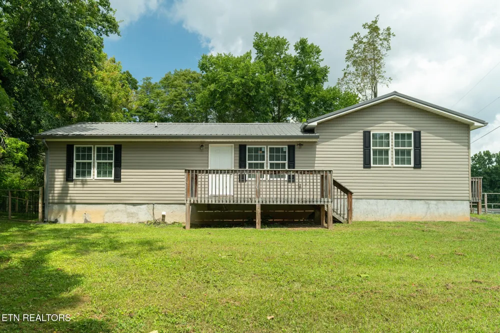 3406 Back Valley Rd Speedwell, TN 37870