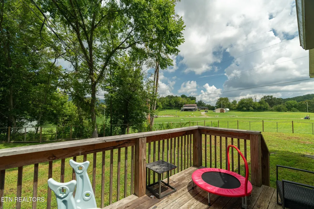 3406 Back Valley Rd Speedwell, TN 37870