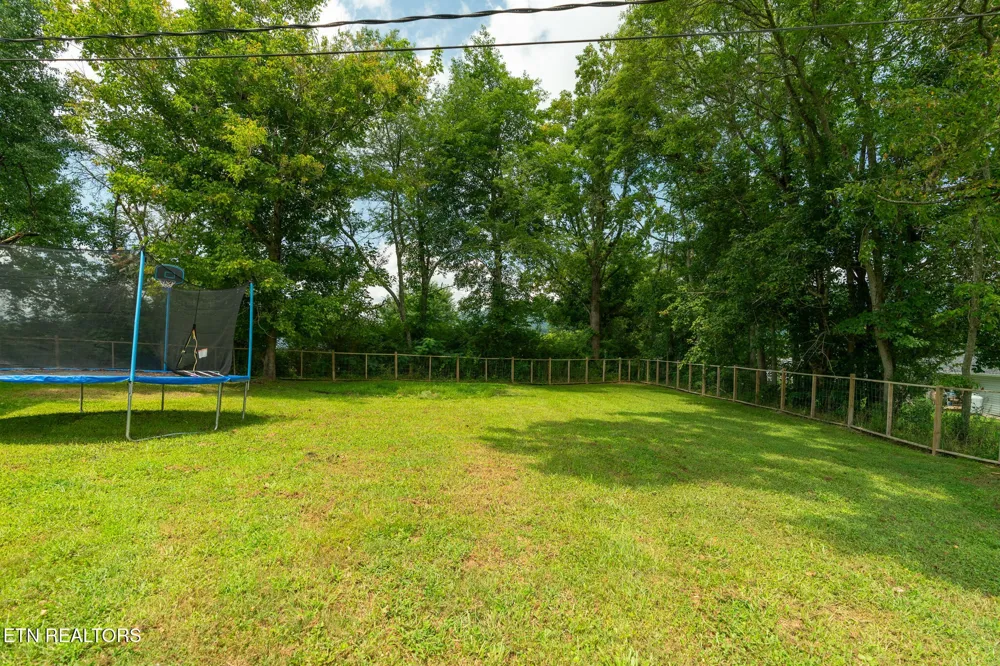 3406 Back Valley Rd Speedwell, TN 37870