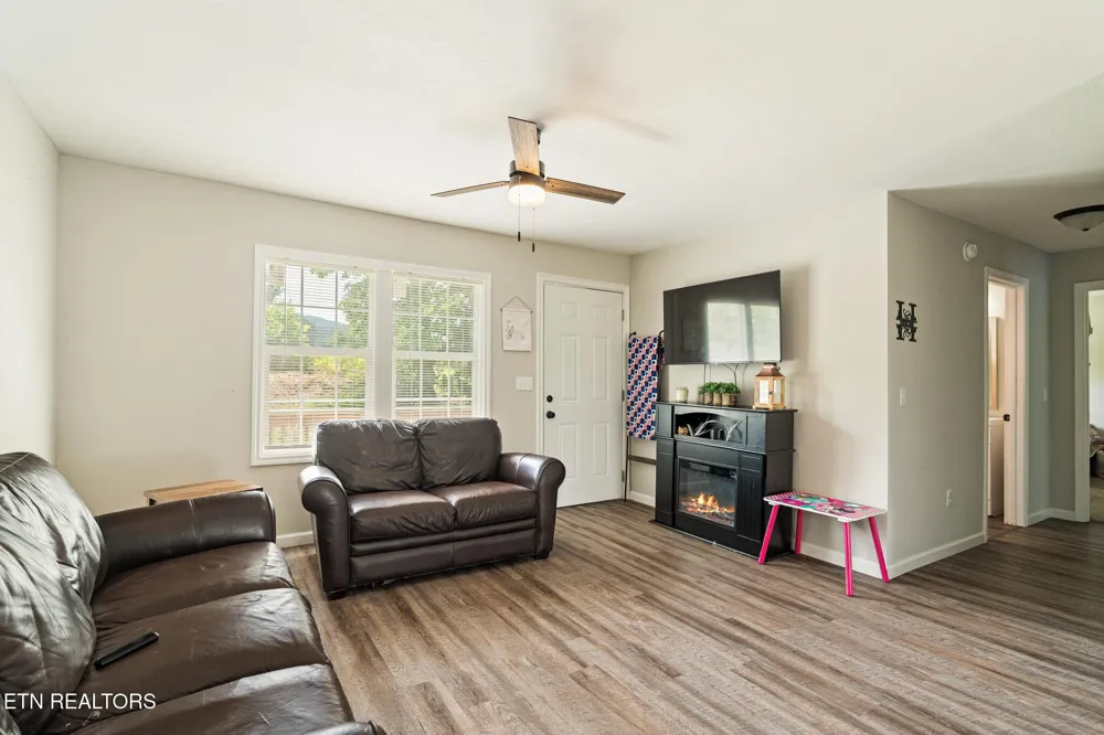 3406 Back Valley Rd Speedwell, TN 37870