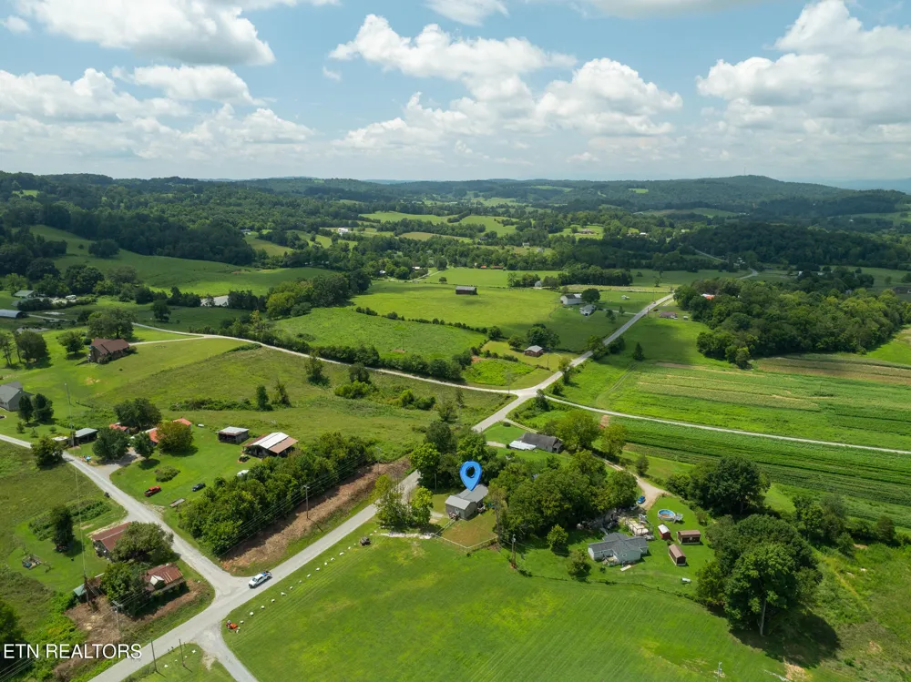 3406 Back Valley Rd Speedwell, TN 37870