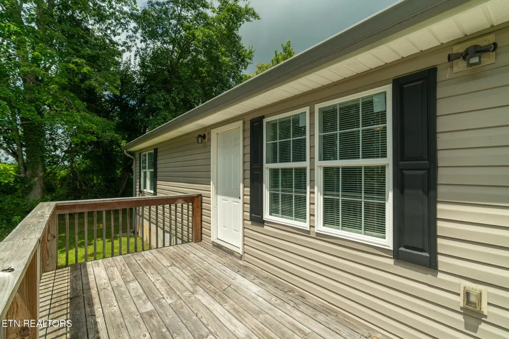 3406 Back Valley Rd Speedwell, TN 37870