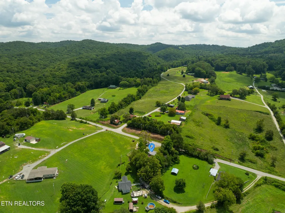 3406 Back Valley Rd Speedwell, TN 37870