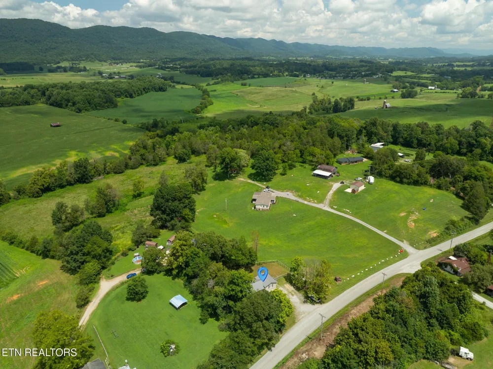3406 Back Valley Rd Speedwell, TN 37870
