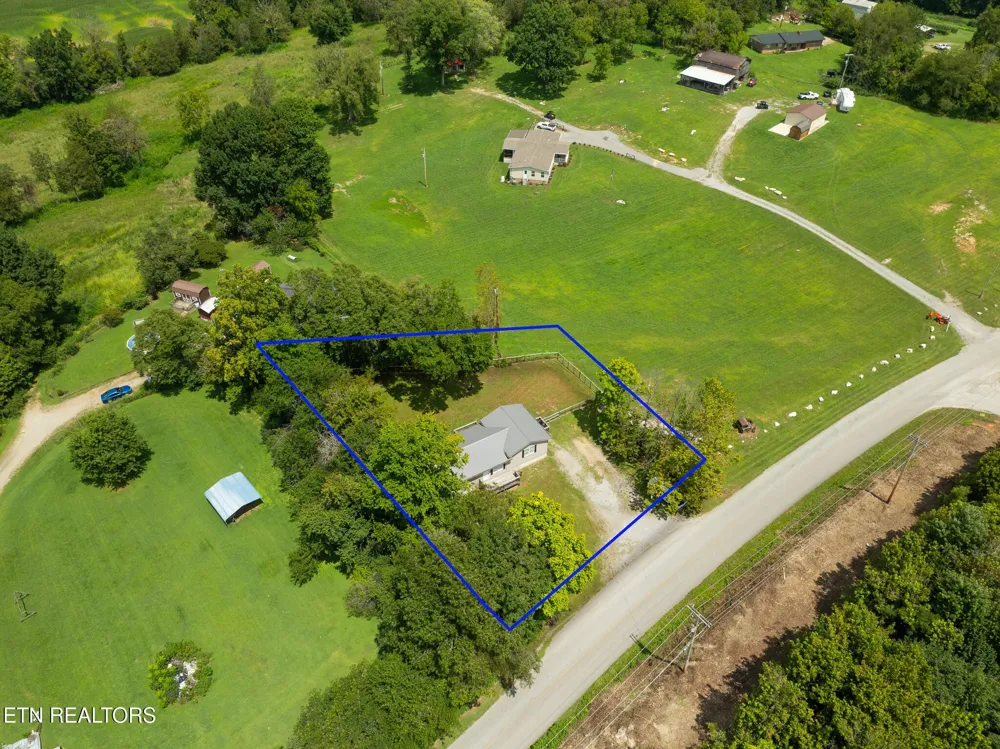 3406 Back Valley Rd Speedwell, TN 37870