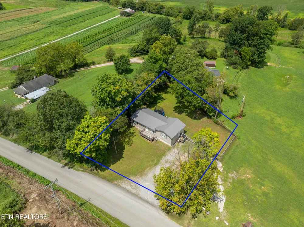 3406 Back Valley Rd Speedwell, TN 37870