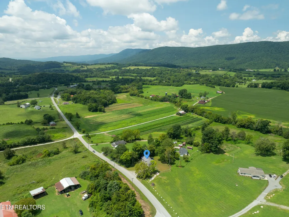 3406 Back Valley Rd Speedwell, TN 37870