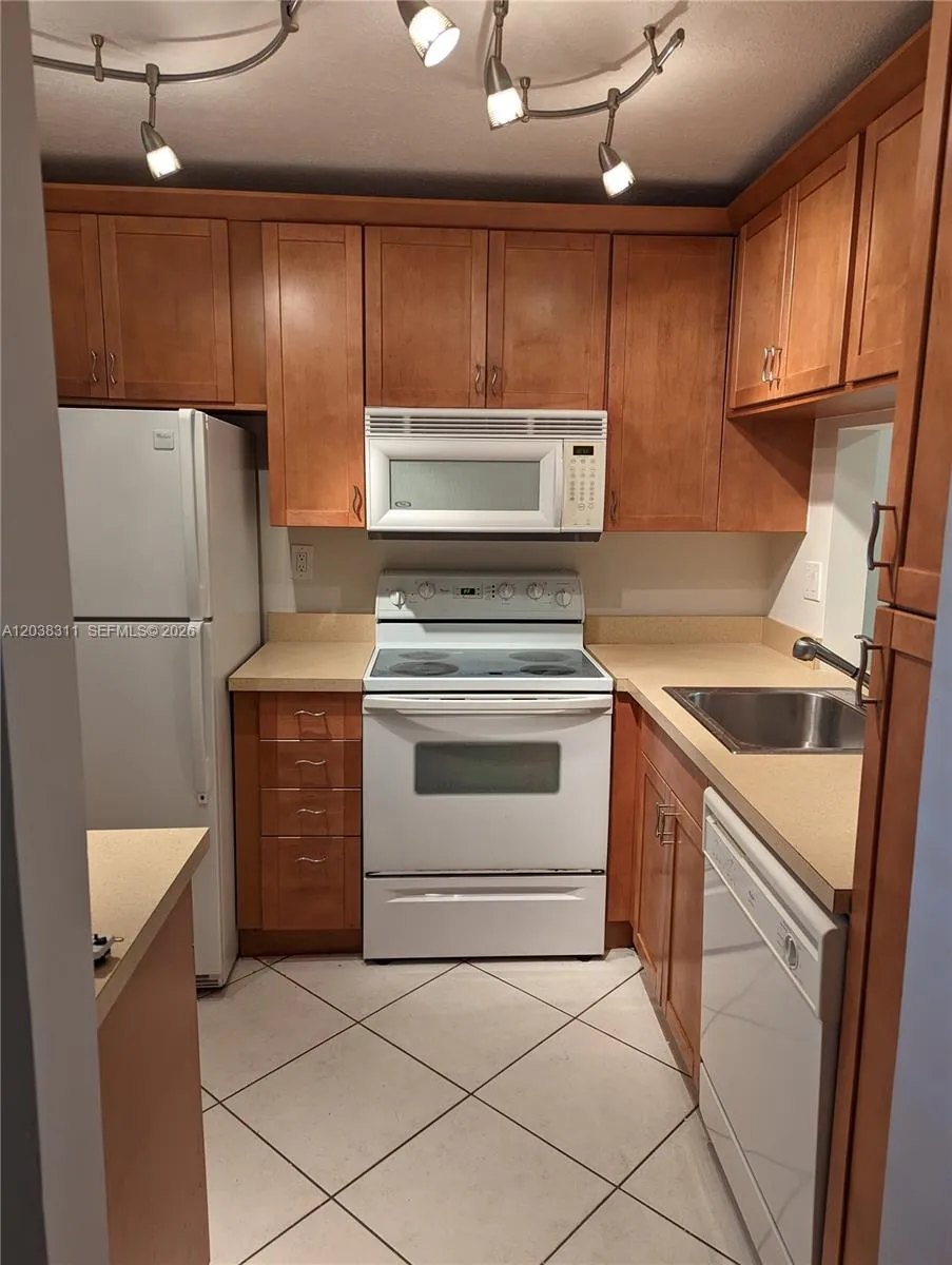 9460 Tangerine Pl #101 Davie, FL 33324