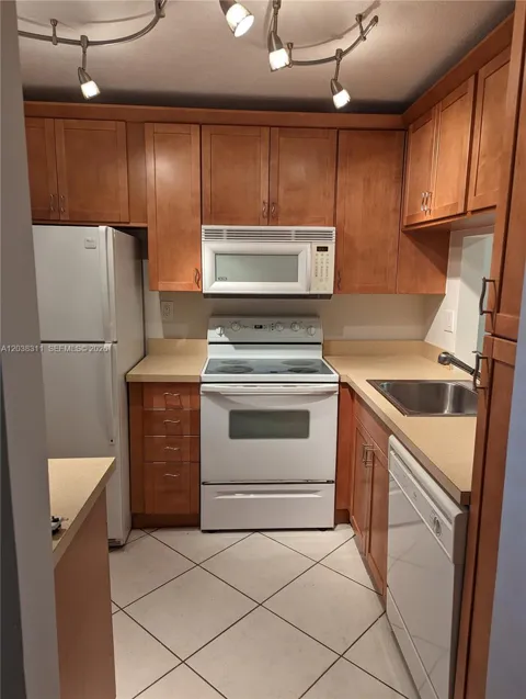 9460 Tangerine Pl #101